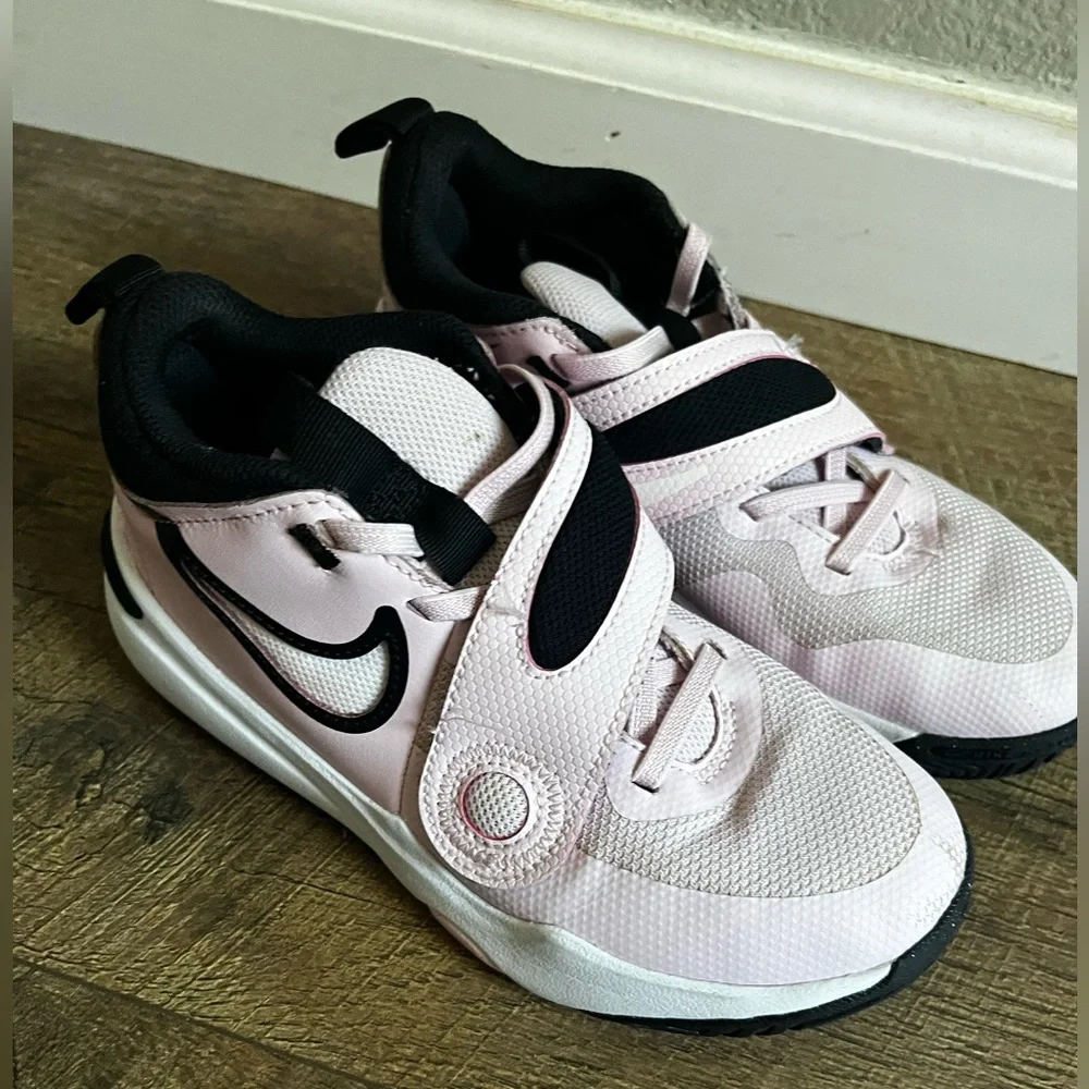 Nike team hustle d11 girls light pink basketball shoes size 2‎ and knee pads